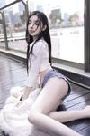 Model muda terbaik Long Xueer dari Xiuren.com dan gambar peribadinya bersama jurugambar.
