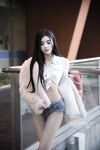 Model muda terbaik Long Xueer dari Xiuren.com dan gambar peribadinya bersama jurugambar.