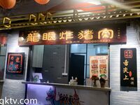 Top contrast wife! A good-looking fair-skinned bitch in Panyu, Guangzhou [Mingo loves to show off] private photos and benefits, exposed in front of people outdoors and having oral sex in the men's toilet, making the heart beat.