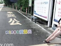 Top contrast wife! A good-looking fair-skinned bitch in Panyu, Guangzhou [Mingo loves to show off] private photos and benefits, exposed in front of people outdoors and having oral sex in the men's toilet, making the heart beat.