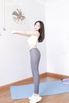 顏值巔峰秀人網當紅女神模特魚子醬閨蜜【杏子】大膽私拍，開襠瑜伽褲鮑魚夾圈圈毛多性感絕對尤物