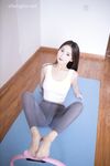 顏值巔峰秀人網當紅女神模特魚子醬閨蜜【杏子】大膽私拍，開襠瑜伽褲鮑魚夾圈圈毛多性感絕對尤物