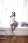 顏值巔峰秀人網當紅女神模特魚子醬閨蜜【杏子】大膽私拍，開襠瑜伽褲鮑魚夾圈圈毛多性感絕對尤物