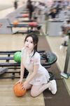 Bagong gawa noong 2024, pribadong kinunan ng sikat na modelo ng Xiuren.com, [Small French Fries], na nakalantad sa bowling alley sa pampublikong lugar, malakihan, may mga tagas, maraming tao sa paligid.