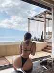 Jiejiu – Weimi Circle シリーズの青空の下の美しい若い女性