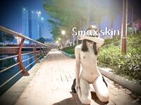 推特頂級身材露出狂人少女嫩妹【Smaxskin】私拍，宜家全裸露出母狗式調教啪啪啪無套內射無毛嫩穴