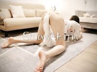 推特頂級身材露出狂人少女嫩妹【Smaxskin】私拍，宜家全裸露出母狗式調教啪啪啪無套內射無毛嫩穴