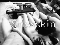 推特頂級身材露出狂人少女嫩妹【Smaxskin】私拍，宜家全裸露出母狗式調教啪啪啪無套內射無毛嫩穴