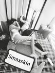 推特頂級身材露出狂人少女嫩妹【Smaxskin】私拍，宜家全裸露出母狗式調教啪啪啪無套內射無毛嫩穴