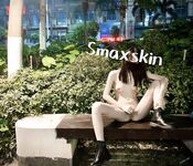 推特頂級身材露出狂人少女嫩妹【Smaxskin】私拍，宜家全裸露出母狗式調教啪啪啪無套內射無毛嫩穴