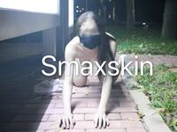 推特頂級身材露出狂人少女嫩妹【Smaxskin】私拍，宜家全裸露出母狗式調教啪啪啪無套內射無毛嫩穴