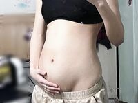 推特上一个研究生，活活女菩萨，【柒柒77kimoji】接受网友各种挑战，裸舞电击灌肠风油精生姜插逼，展示子宫口