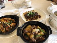 เทียบได้กับปรมาจารย์ไก่ยักษ์ในยุโรปและอเมริกา [Uncle BBB] บน Twitter ไก่นั้นหนาพอ ๆ กับปลายแขนของหญิงสาวและหญิงสาวสวมนาฬิกาอันโด่งดังบนไก่ของเธอก็กระตุกกับทาสที่สามีซึ่งภรรยามีชู้