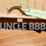 เทียบได้กับปรมาจารย์ไก่ยักษ์ในยุโรปและอเมริกา [Uncle BBB] บน Twitter ไก่นั้นหนาพอ ๆ กับปลายแขนของหญิงสาวและหญิงสาวสวมนาฬิกาอันโด่งดังบนไก่ของเธอก็กระตุกกับทาสที่สามีซึ่งภรรยามีชู้