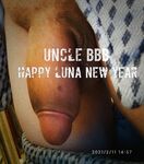 เทียบได้กับปรมาจารย์ไก่ยักษ์ในยุโรปและอเมริกา [Uncle BBB] บน Twitter ไก่นั้นหนาพอ ๆ กับปลายแขนของหญิงสาวและหญิงสาวสวมนาฬิกาอันโด่งดังบนไก่ของเธอก็กระตุกกับทาสที่สามีซึ่งภรรยามีชู้