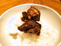 เทียบได้กับปรมาจารย์ไก่ยักษ์ในยุโรปและอเมริกา [Uncle BBB] บน Twitter ไก่นั้นหนาพอ ๆ กับปลายแขนของหญิงสาวและหญิงสาวสวมนาฬิกาอันโด่งดังบนไก่ของเธอก็กระตุกกับทาสที่สามีซึ่งภรรยามีชู้