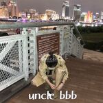 เทียบได้กับปรมาจารย์ไก่ยักษ์ในยุโรปและอเมริกา [Uncle BBB] บน Twitter ไก่นั้นหนาพอ ๆ กับปลายแขนของหญิงสาวและหญิงสาวสวมนาฬิกาอันโด่งดังบนไก่ของเธอก็กระตุกกับทาสที่สามีซึ่งภรรยามีชู้