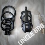 เทียบได้กับปรมาจารย์ไก่ยักษ์ในยุโรปและอเมริกา [Uncle BBB] บน Twitter ไก่นั้นหนาพอ ๆ กับปลายแขนของหญิงสาวและหญิงสาวสวมนาฬิกาอันโด่งดังบนไก่ของเธอก็กระตุกกับทาสที่สามีซึ่งภรรยามีชู้