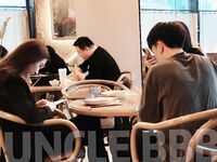 เทียบได้กับปรมาจารย์ไก่ยักษ์ในยุโรปและอเมริกา [Uncle BBB] บน Twitter ไก่นั้นหนาพอ ๆ กับปลายแขนของหญิงสาวและหญิงสาวสวมนาฬิกาอันโด่งดังบนไก่ของเธอก็กระตุกกับทาสที่สามีซึ่งภรรยามีชู้