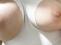 可盐可甜推特巨乳肥臀清纯博主【kimheezk】订阅视图，露出紫薇啪啪调教，超级人形小母狗