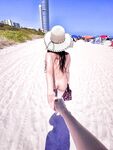 最新7月无水首发福利！推特非常open反差纯情女大学生Ahri0716的放荡生活，海滩露脸全裸秀无毛一线天嫩穴