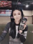 Dewi terkemuka yang kelihatan bintang "menarik telinganya" dipenuhi dengan ayam jantan besar seorang lelaki, yang dilincirkan dan basah, dan farajnya dilincirkan dan hangat daripada orang luar, dewi itu diam-diam seorang jalang yang perlu disetu