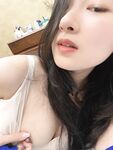 最新7月无水首发福利！推特非常open反差纯情女大学生【Ahri0716】的放荡生活，海滩露脸全裸秀无毛一线天嫩穴