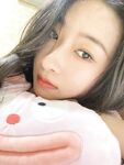最新7月无水首发福利！推特非常open反差纯情女大学生【Ahri0716】的放荡生活，海滩露脸全裸秀无毛一线天嫩穴