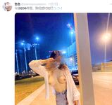 Nanalo ang EDG sa championship na may nakasulat na busty beauty sa kanyang dibdib upang ipagdiwang