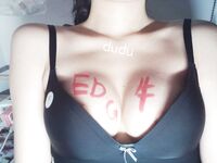 Nanalo ang EDG sa championship na may nakasulat na busty beauty sa kanyang dibdib upang ipagdiwang