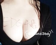 Nanalo ang EDG sa championship na may nakasulat na busty beauty sa kanyang dibdib upang ipagdiwang
