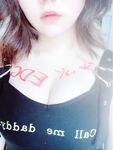 Nanalo ang EDG sa championship na may nakasulat na busty beauty sa kanyang dibdib upang ipagdiwang