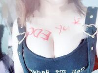 Nanalo ang EDG sa championship na may nakasulat na busty beauty sa kanyang dibdib upang ipagdiwang