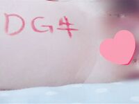Nanalo ang EDG sa championship na may nakasulat na busty beauty sa kanyang dibdib upang ipagdiwang