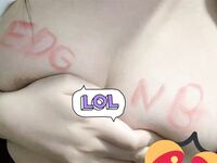Nanalo ang EDG sa championship na may nakasulat na busty beauty sa kanyang dibdib upang ipagdiwang