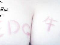 Nanalo ang EDG sa championship na may nakasulat na busty beauty sa kanyang dibdib upang ipagdiwang