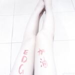 Nanalo ang EDG sa championship na may nakasulat na busty beauty sa kanyang dibdib upang ipagdiwang