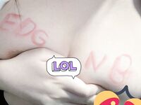 Nanalo ang EDG sa championship na may nakasulat na busty beauty sa kanyang dibdib upang ipagdiwang