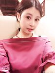 สาวสวยหน้าอกใหญ่ดูดหน้าอกและบีบน้ำนมออกจากขวด