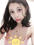 สาวสวยหน้าอกใหญ่ดูดหน้าอกและบีบน้ำนมออกจากขวด