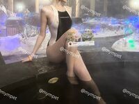 最新7月无水福利！推特优质情侣【mympet】女主身材一流，喜欢挑战各种难度人前露出，圣水遛狗调教啪啪