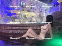 最新7月无水福利！推特优质情侣【mympet】女主身材一流，喜欢挑战各种难度人前露出，圣水遛狗调教啪啪
