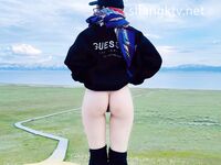 큰 가슴과 기운찬 엉덩이를 가진 귀여운 여신이 자신의 섹스를 과시하고 야외에서 섹스를 합니다.