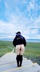 큰 가슴과 기운찬 엉덩이를 가진 귀여운 여신이 자신의 섹스를 과시하고 야외에서 섹스를 합니다.