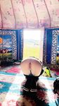 큰 가슴과 기운찬 엉덩이를 가진 귀여운 여신이 자신의 섹스를 과시하고 야외에서 섹스를 합니다.