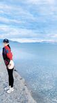 큰 가슴과 기운찬 엉덩이를 가진 귀여운 여신이 자신의 섹스를 과시하고 야외에서 섹스를 합니다.