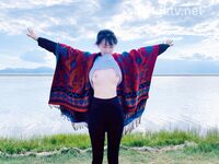 큰 가슴과 기운찬 엉덩이를 가진 귀여운 여신이 자신의 섹스를 과시하고 야외에서 섹스를 합니다.