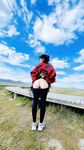 큰 가슴과 기운찬 엉덩이를 가진 귀여운 여신이 자신의 섹스를 과시하고 야외에서 섹스를 합니다.