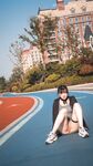 큰 가슴과 기운찬 엉덩이를 가진 귀여운 여신이 자신의 섹스를 과시하고 야외에서 섹스를 합니다.