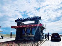 큰 가슴과 기운찬 엉덩이를 가진 귀여운 여신이 자신의 섹스를 과시하고 야외에서 섹스를 합니다.